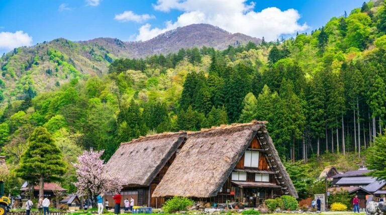 DesaShirakawa-goGassho-zukuriWarisanDuniaTurSehariKotaTuaTakayama